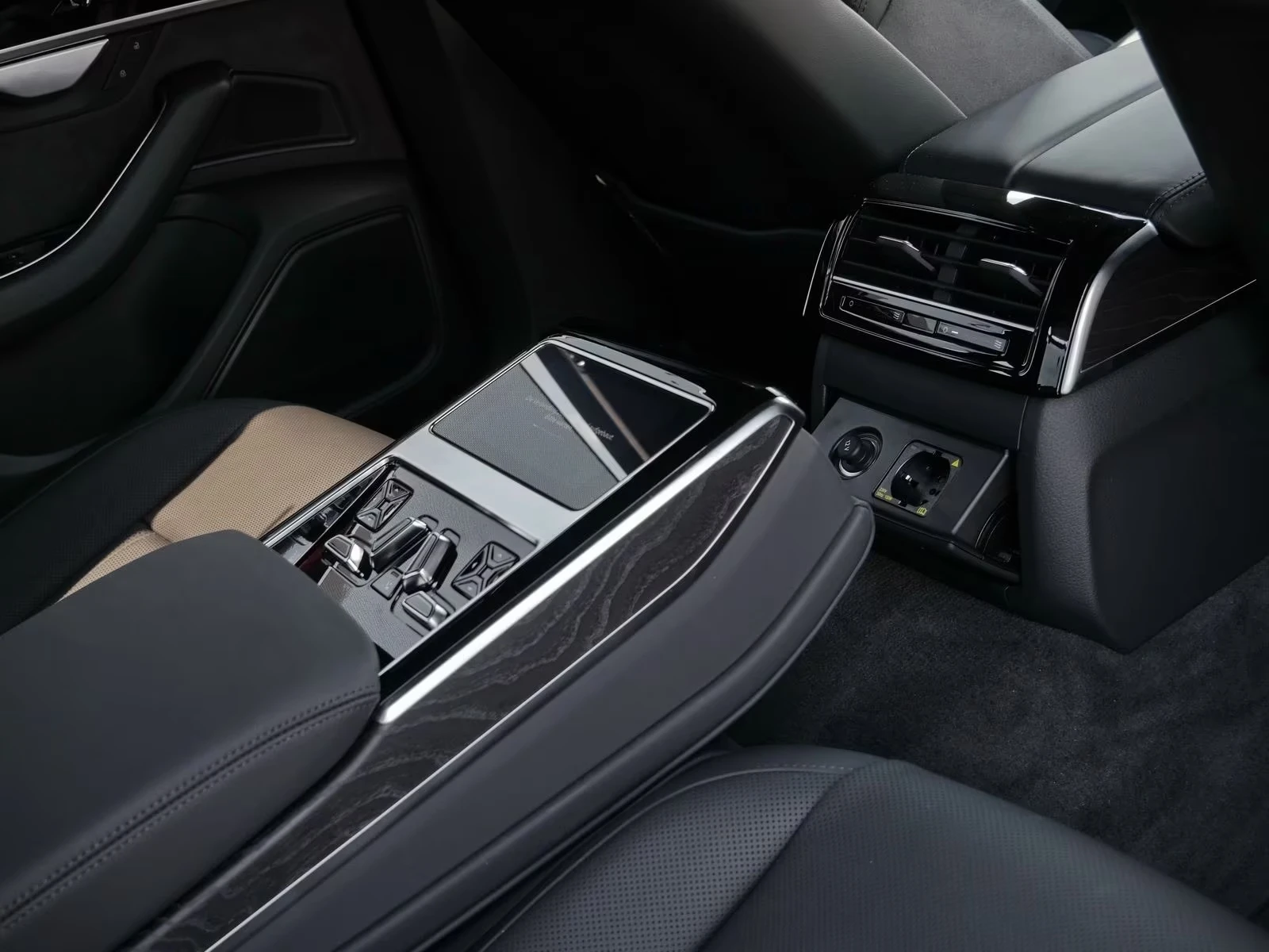 Audi A8 50 TDI / S-LINE / HUD / MATRIX / 360 / BLACK OPTIC, снимка 16 - Автомобили и джипове - 55257989