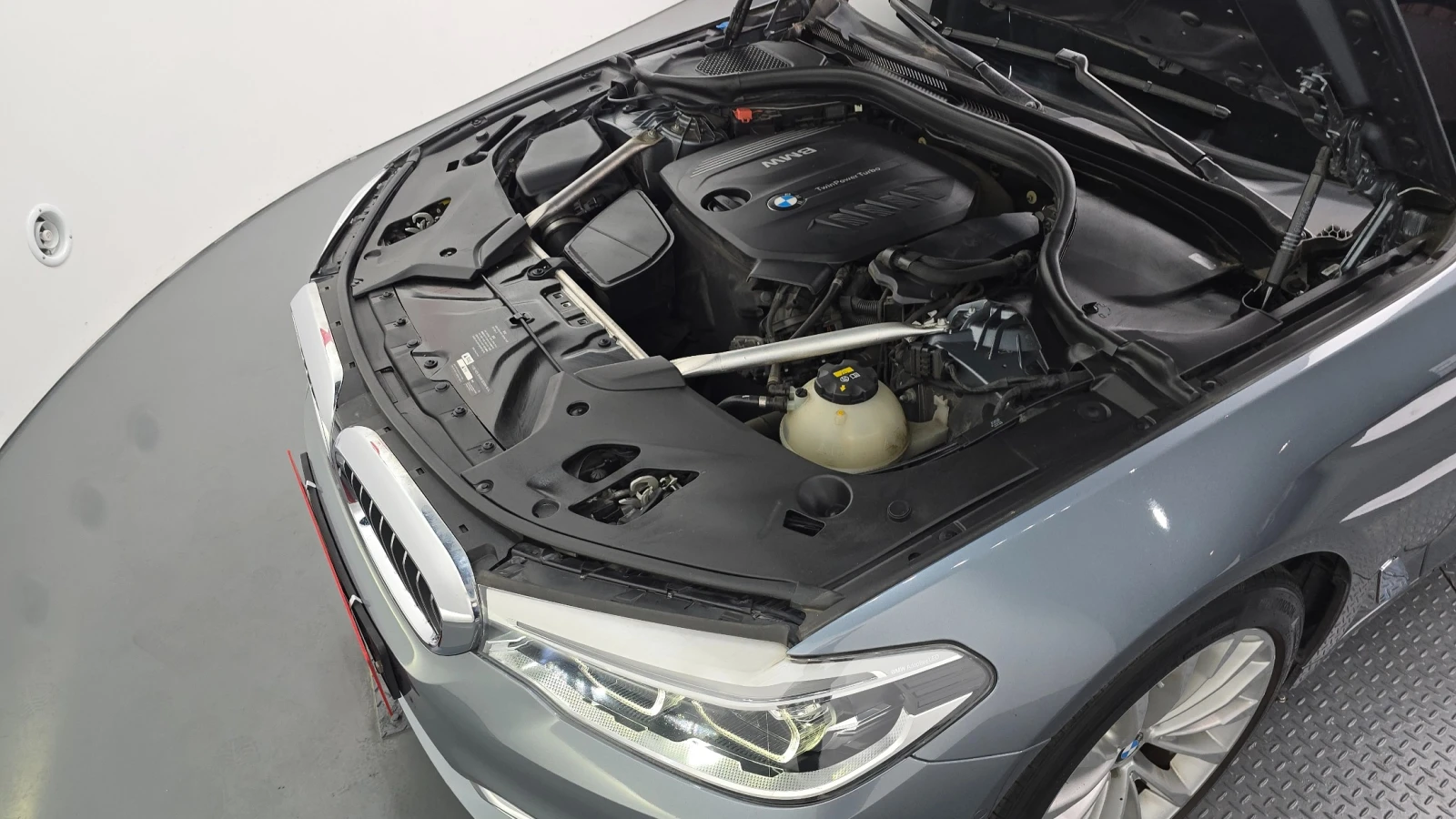 BMW 520 520d Luxury Special Edition | HUD | Adaptive Cruis, снимка 6 - Автомобили и джипове - 55563147