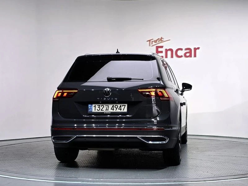 VW Tiguan 2.0 TDI | DIGITAL| ПОДГРЕВ| DIST| КАМЕРА| ПАМЕТ, снимка 4 - Автомобили и джипове - 55747645