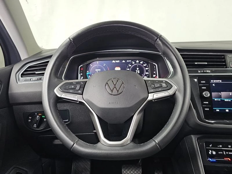 VW Tiguan 2.0 TDI | DIGITAL| ПОДГРЕВ| DIST| КАМЕРА| ПАМЕТ, снимка 13 - Автомобили и джипове - 55747645