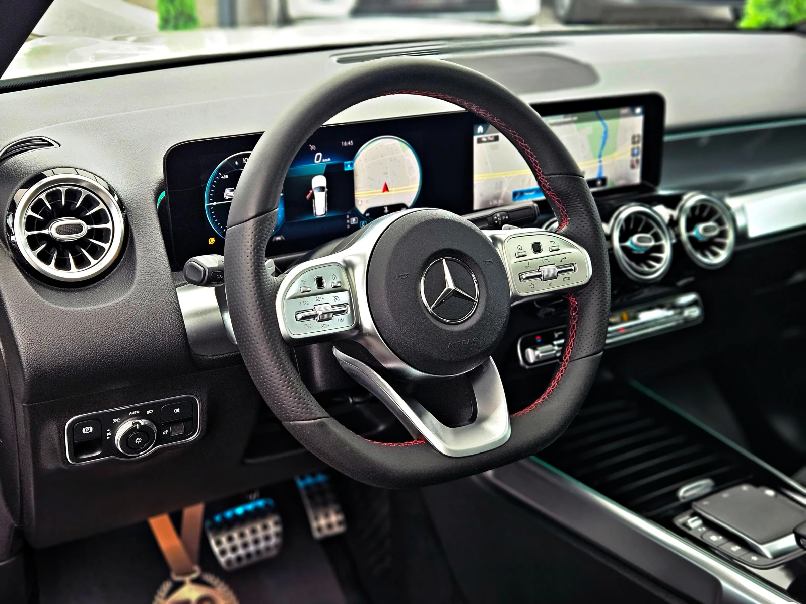 Mercedes-Benz GLB 200/AMG/4M/7MESTA/DIGITAL/DISTR/CAMERA/ПОДГРЕВ/LIZ, снимка 11 - Автомобили и джипове - 53916159