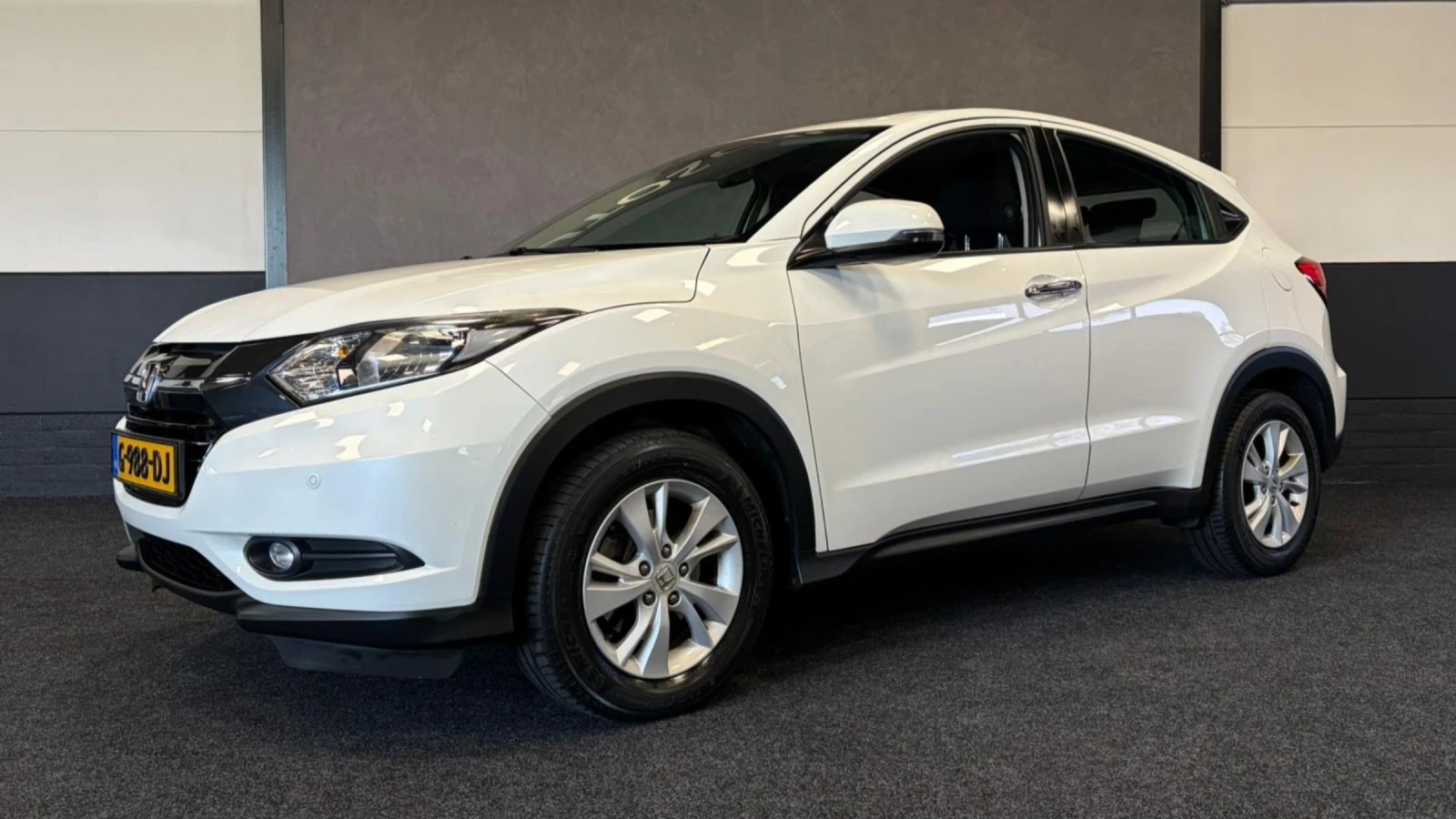 Honda Hr-v 1.5 I-vtec , снимка 3 - Автомобили и джипове - 54305995