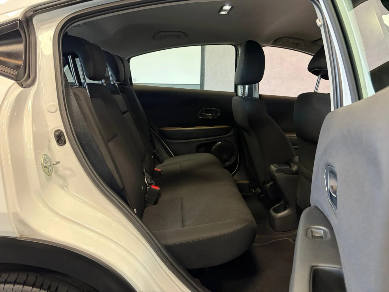 Honda Hr-v 1.5 I-vtec , снимка 9 - Автомобили и джипове - 54305995