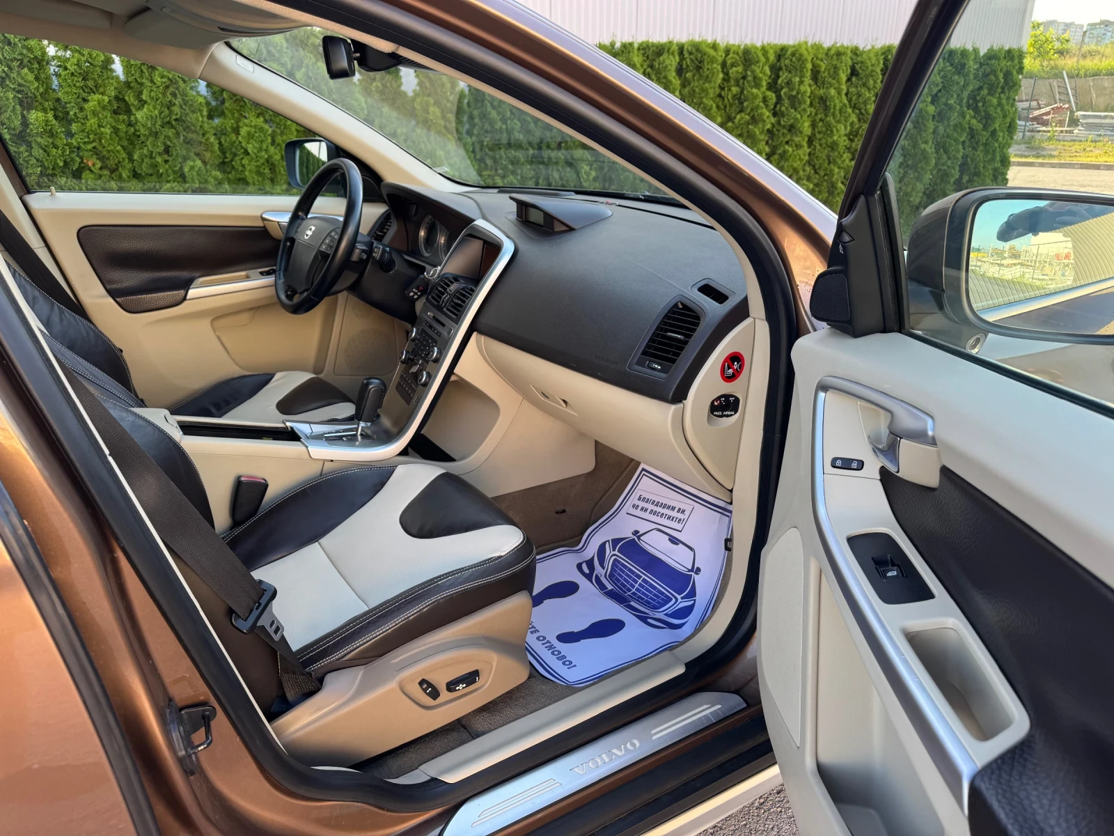 Volvo XC60 2.4D5 AWD/Дистроник/ШВЕЙЦАРИЯ!!!, снимка 12 - Автомобили и джипове - 54886228