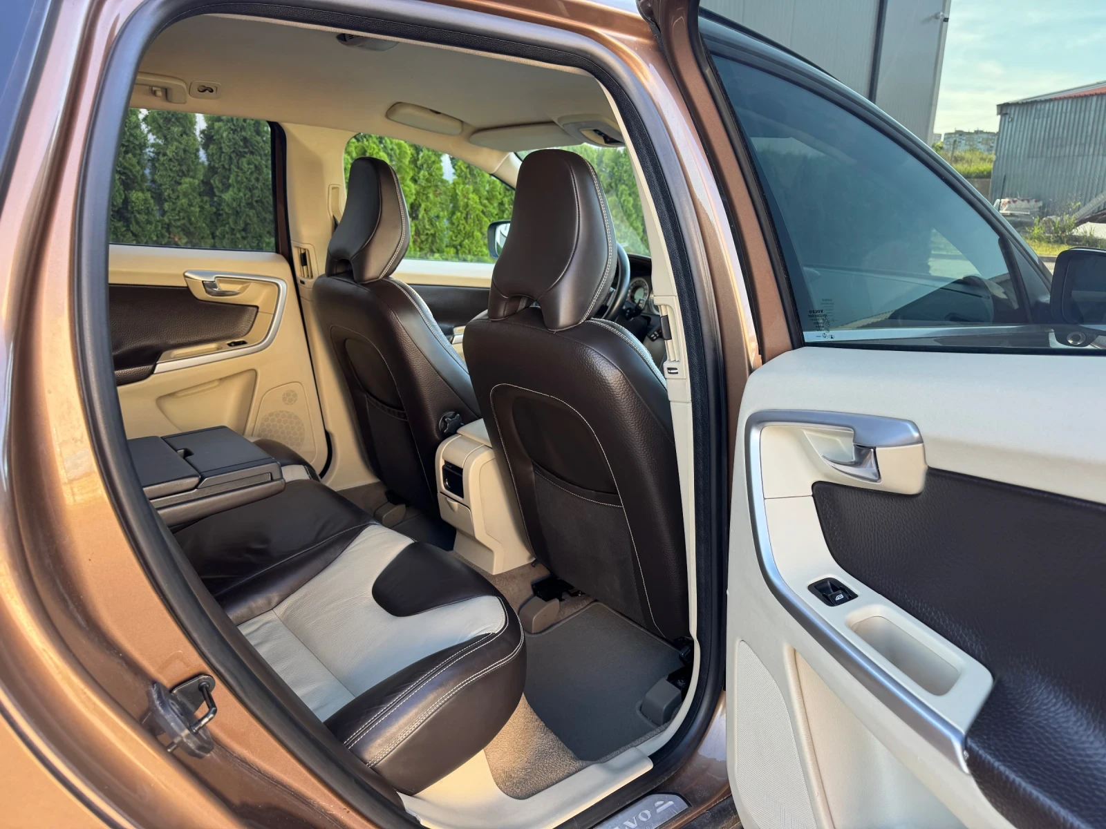 Volvo XC60 2.4D5 AWD/Дистроник/ШВЕЙЦАРИЯ!!!, снимка 14 - Автомобили и джипове - 54886228