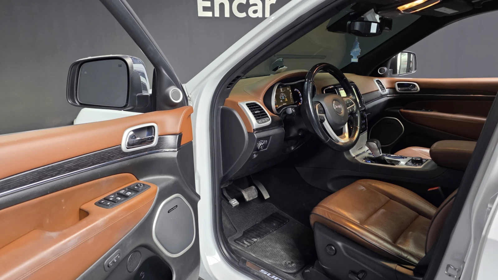 Jeep Grand cherokee 2020* SUMMIT* DIS* HARMAN* ОБДУХ* PANO* ВЪЗДУХ* КР, снимка 9 - Автомобили и джипове - 55484295