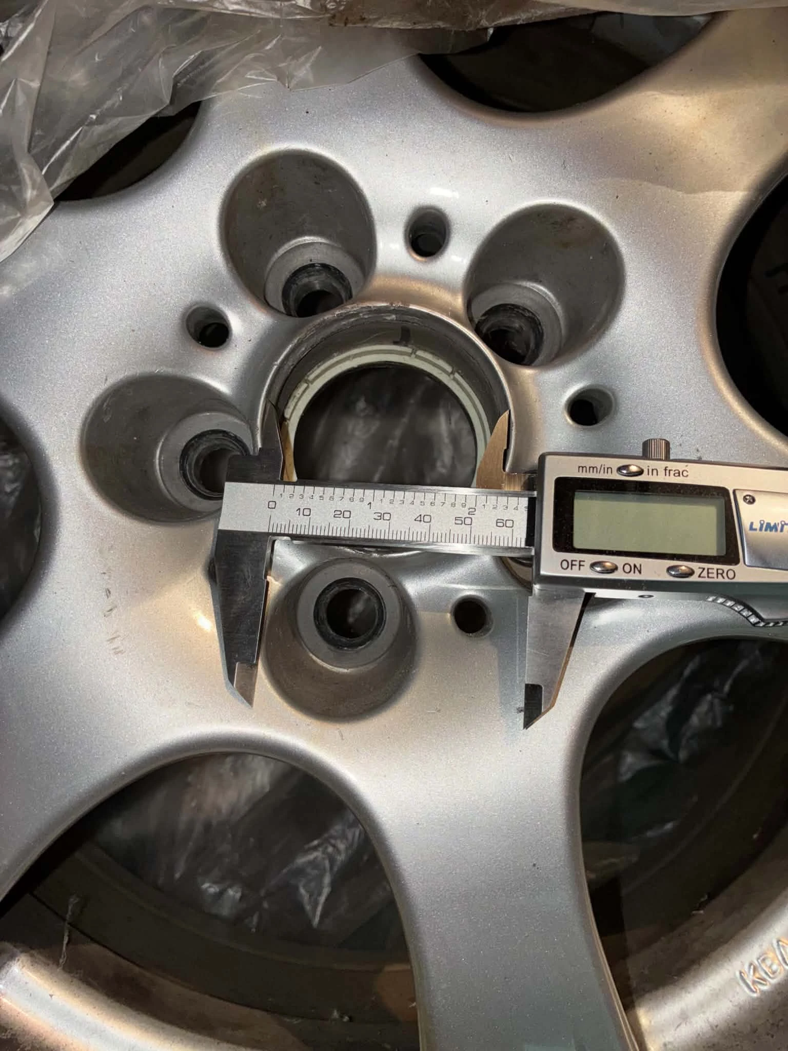 Гуми с джанти Michelin 215/60R16, снимка 3 - Гуми и джанти - 54879077