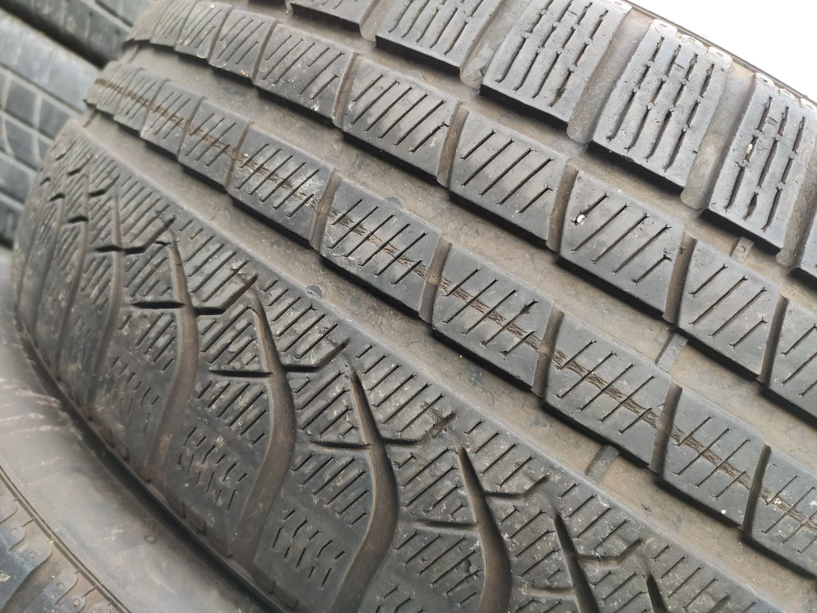 Гуми Зимни 245/45R20, снимка 3 - Гуми и джанти - 56735289