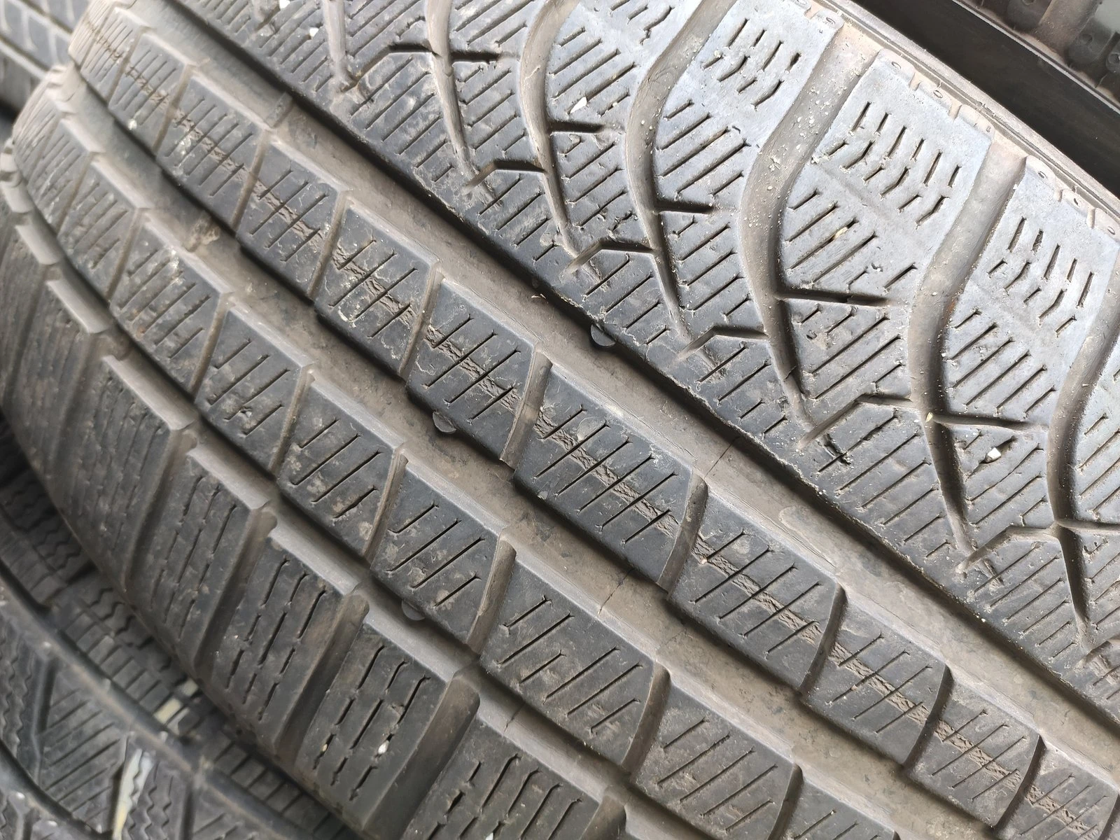 Гуми Зимни 245/45R20, снимка 4 - Гуми и джанти - 56735289