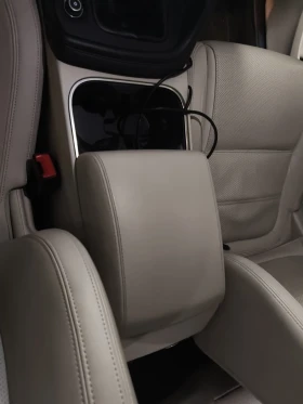 Jaguar E-pace 2.0D l4 R-Dynamic SE, снимка 12