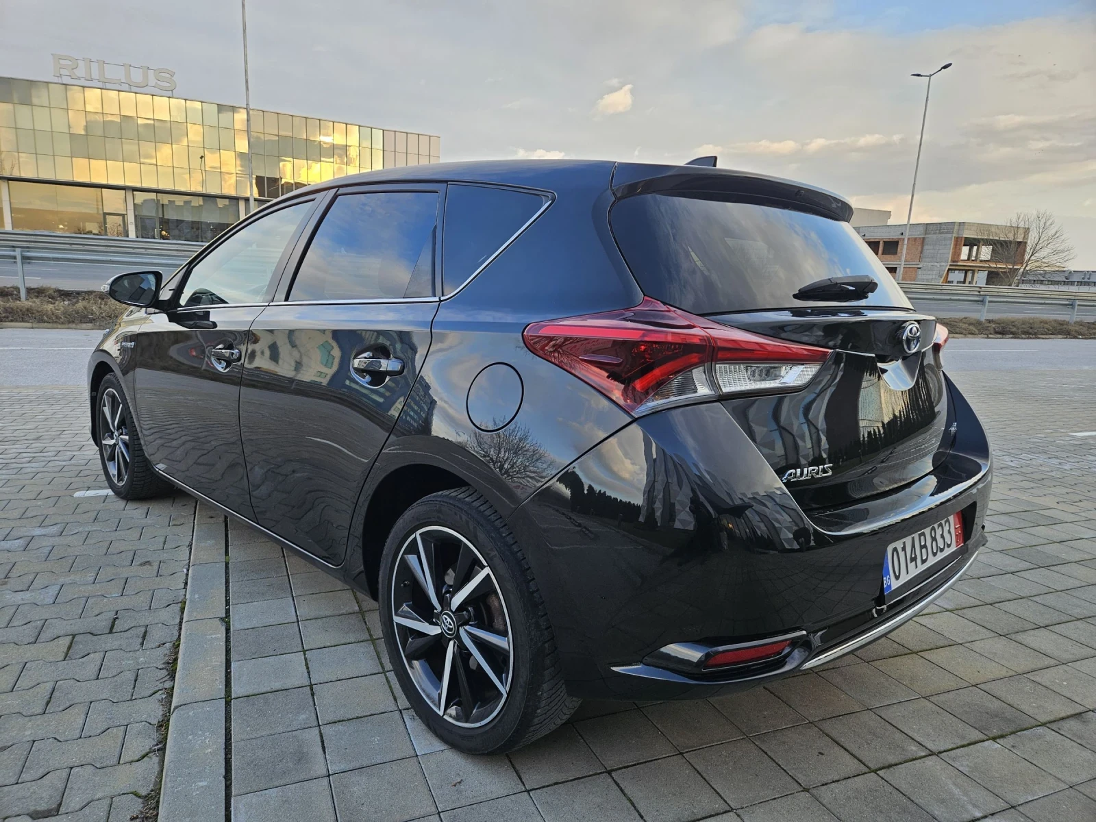 Toyota Auris 1.8 HYBRID swiss edition  - изображение 3