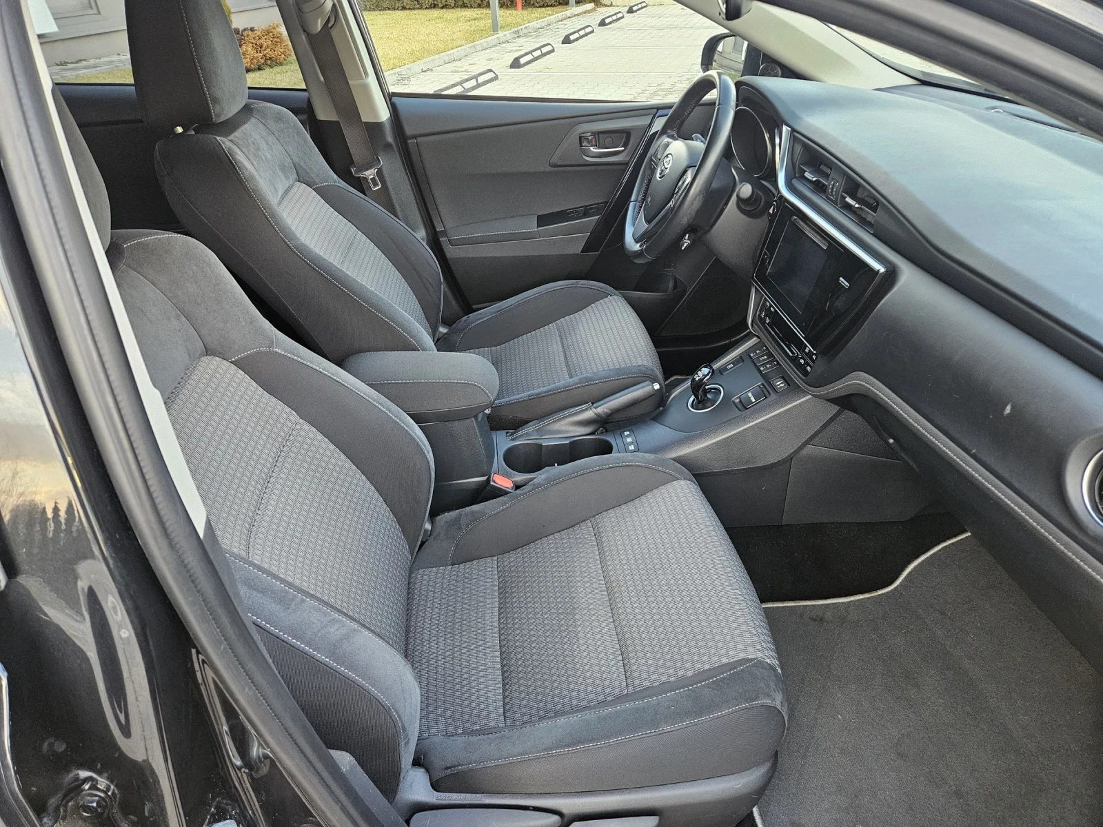 Toyota Auris 1.8 HYBRID swiss edition  - изображение 8
