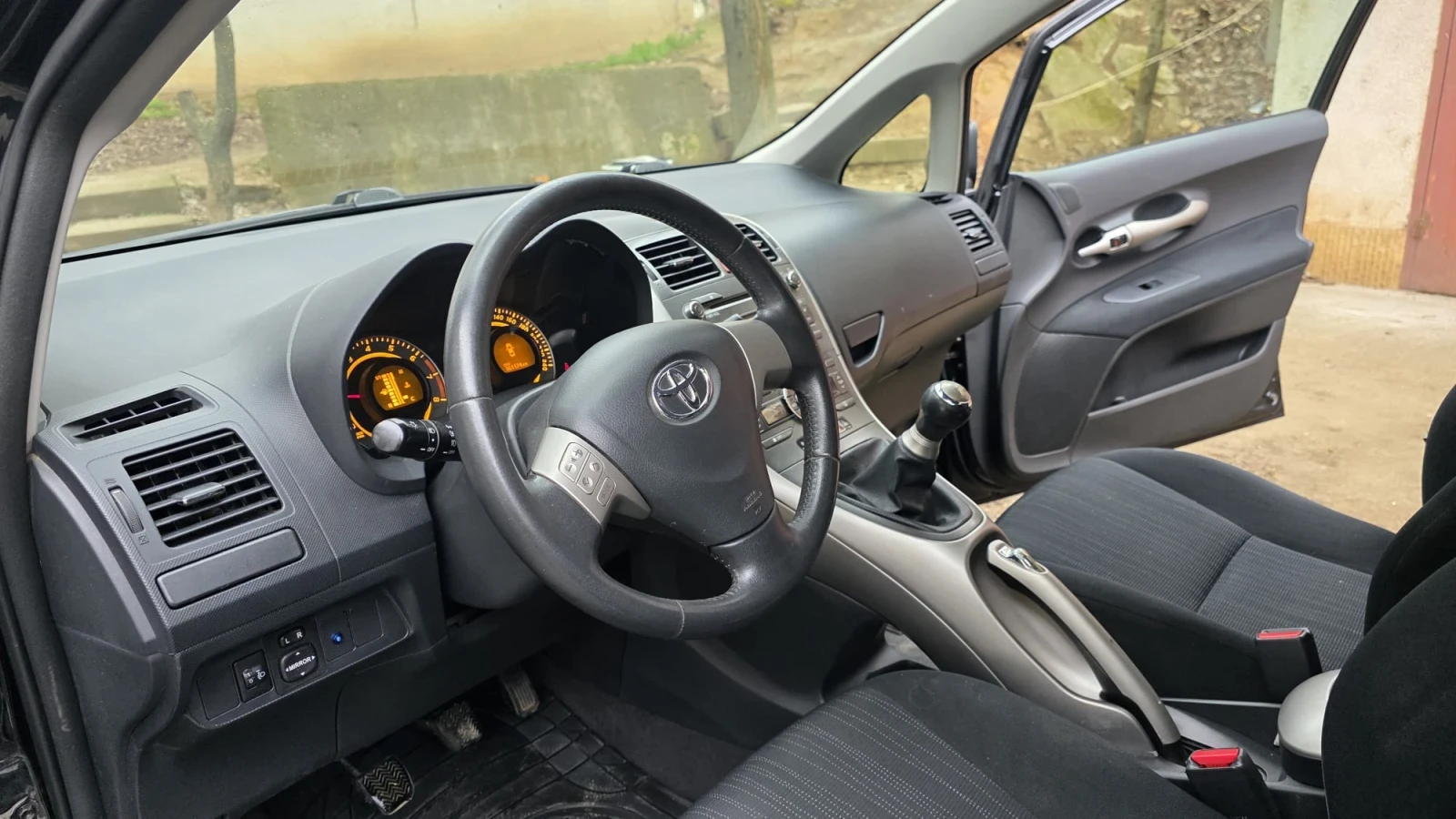 Toyota Auris, снимка 6 - Автомобили и джипове - 54009544