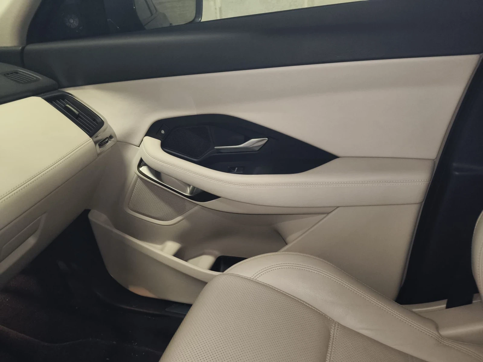 Jaguar E-pace 2.0D l4 R-Dynamic SE, снимка 13 - Автомобили и джипове - 54192789