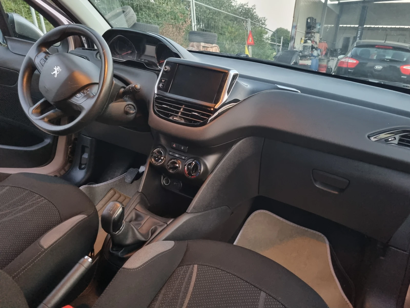 Peugeot 208 1.4i ESKLUZIVE , снимка 9 - Автомобили и джипове - 55604894