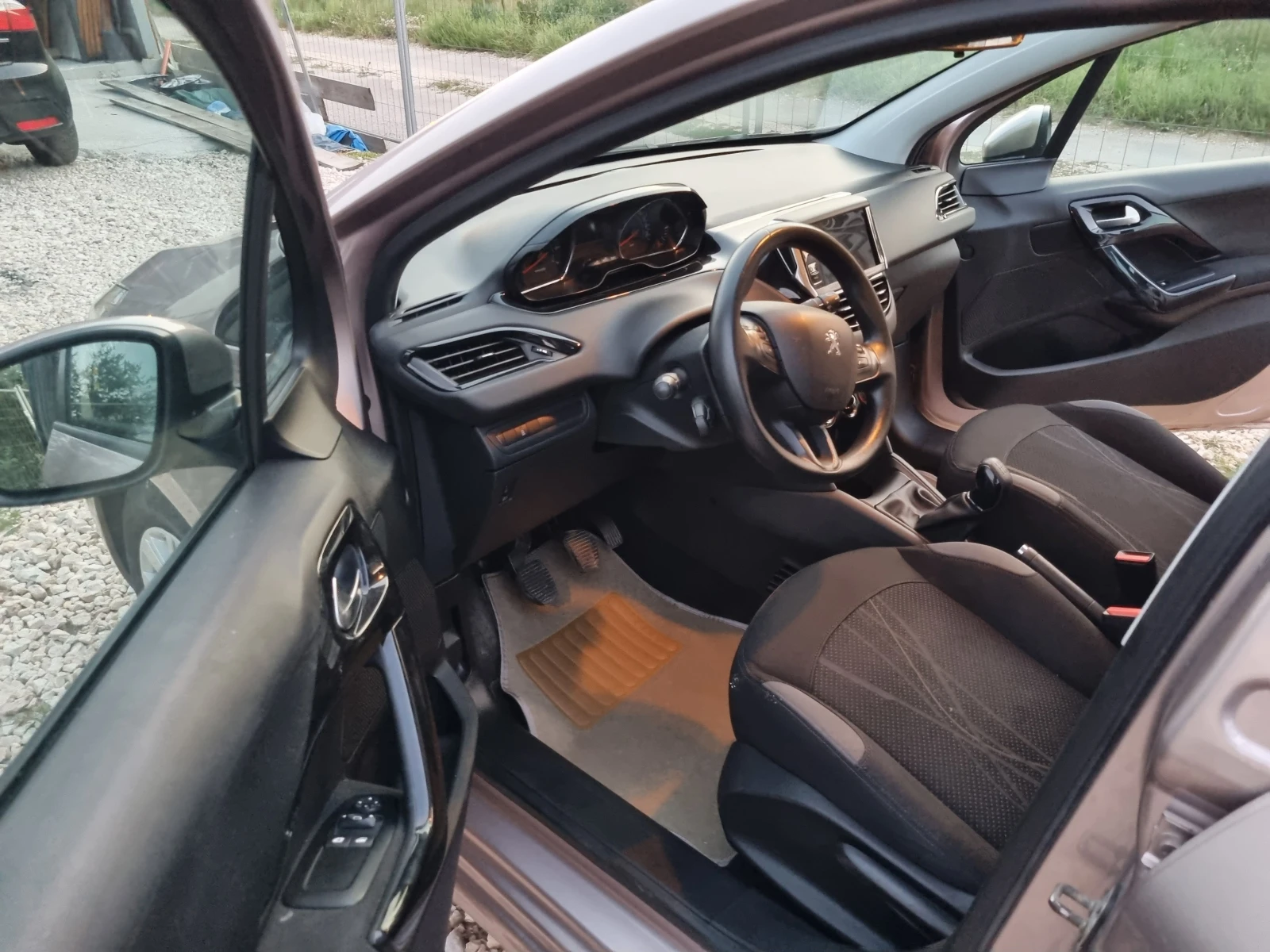 Peugeot 208 1.4i ESKLUZIVE , снимка 12 - Автомобили и джипове - 55604894