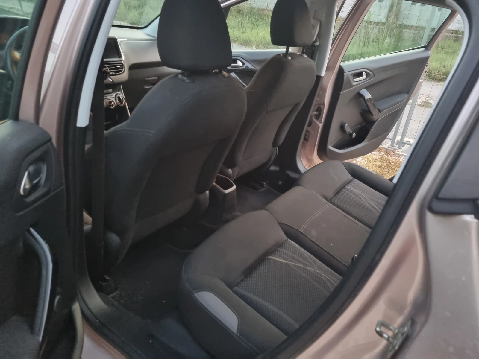 Peugeot 208 1.4i ESKLUZIVE , снимка 10 - Автомобили и джипове - 55604894