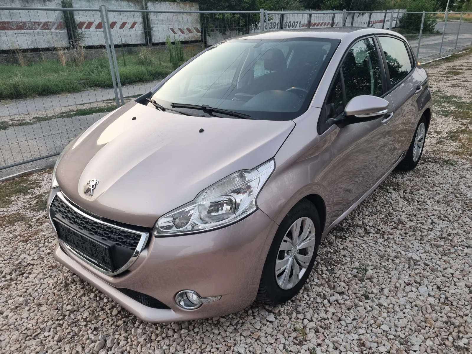Peugeot 208 1.4i ESKLUZIVE 