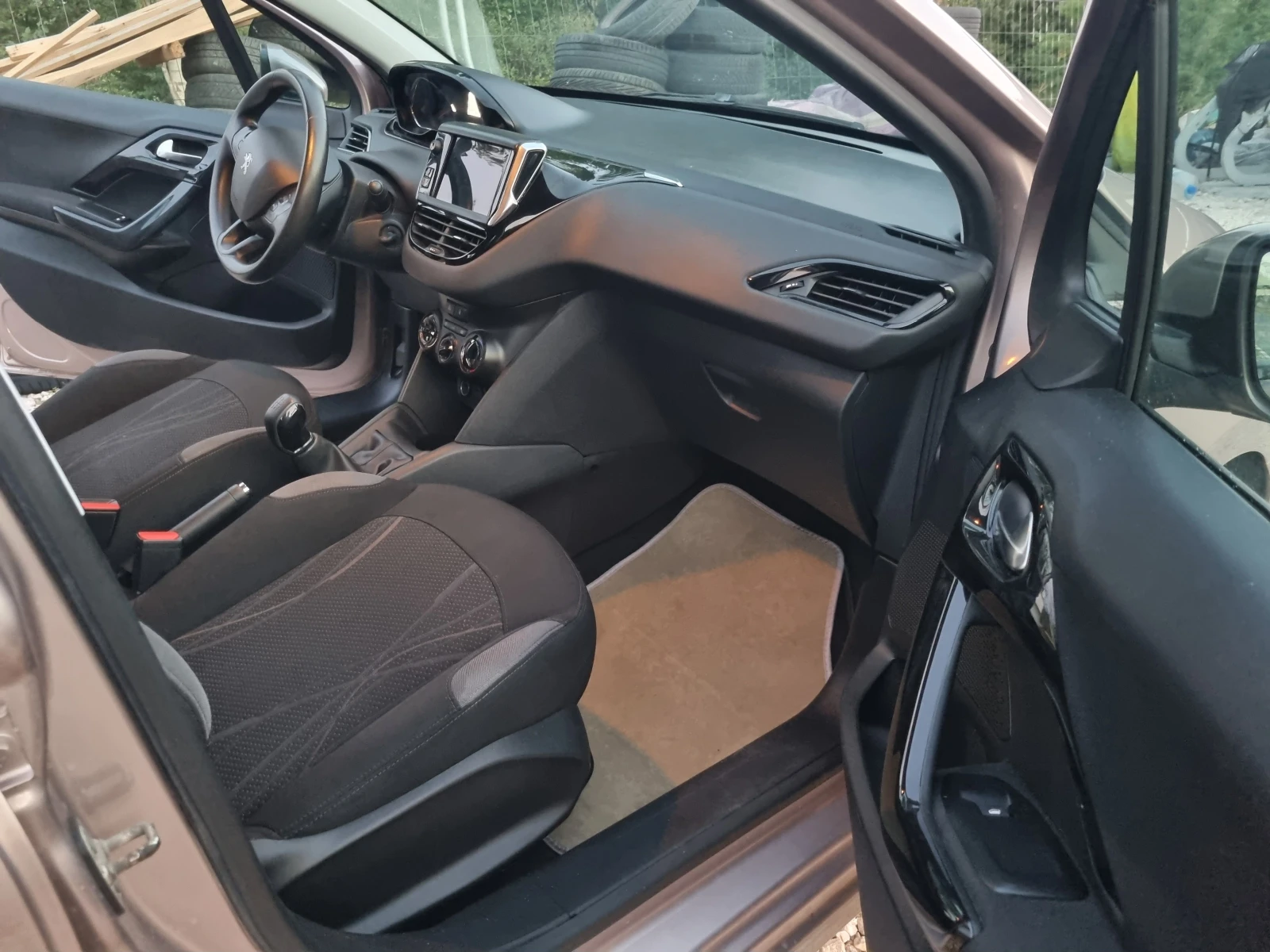 Peugeot 208 1.4i ESKLUZIVE , снимка 6 - Автомобили и джипове - 55604894