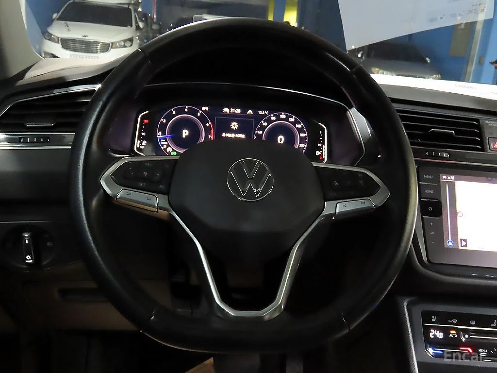 VW Tiguan PRESTIGE* ОБДУХВАНЕ* ДИСТРОНИК* ХЕДЪП* 360КАМЕРА* , снимка 6 - Автомобили и джипове - 55973479