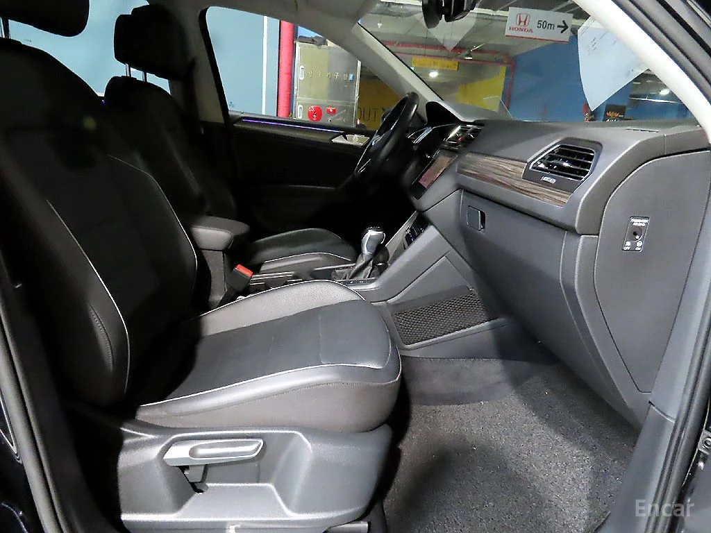 VW Tiguan PRESTIGE* ОБДУХВАНЕ* ДИСТРОНИК* ХЕДЪП* 360КАМЕРА* , снимка 13 - Автомобили и джипове - 55973479