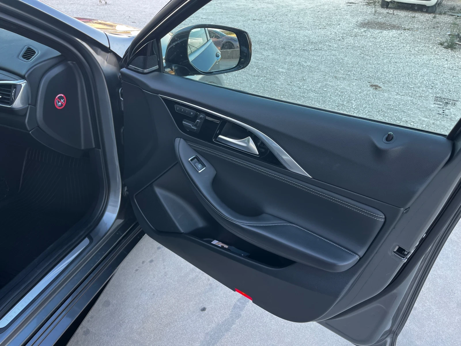 Infiniti Q30 94000км, снимка 12 - Автомобили и джипове - 56010069