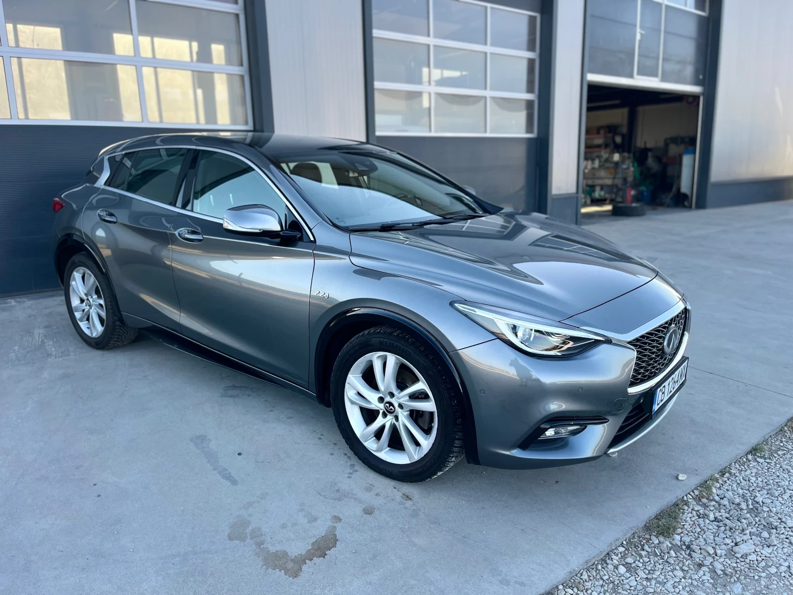 Infiniti Q30 94000км, снимка 3 - Автомобили и джипове - 56010069