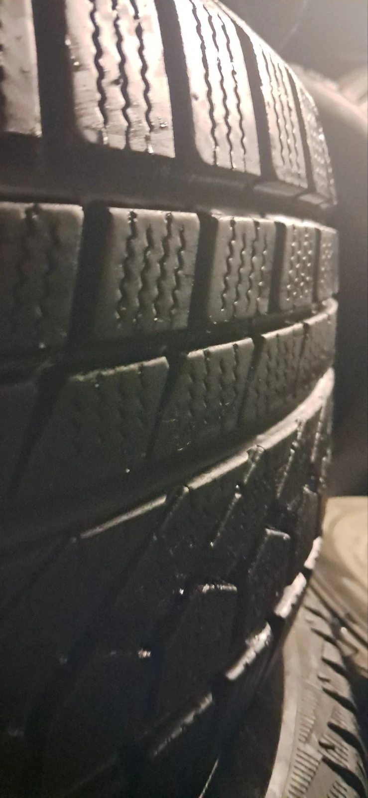 Гуми Всесезонни 235/50R18, снимка 2 - Гуми и джанти - 53734205