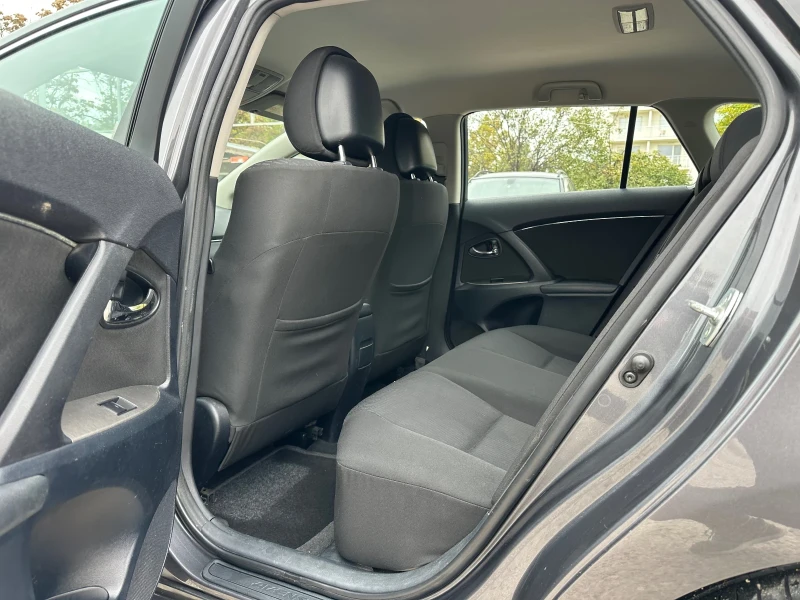 Toyota Avensis 2.0 D, снимка 10 - Автомобили и джипове - 52104083