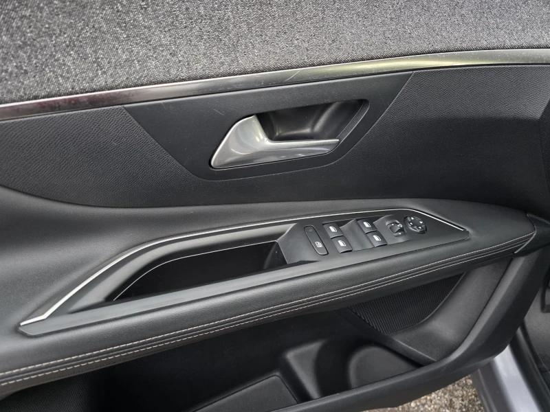 Peugeot 3008 1.2 PureTech Allure, снимка 11 - Автомобили и джипове - 53474092