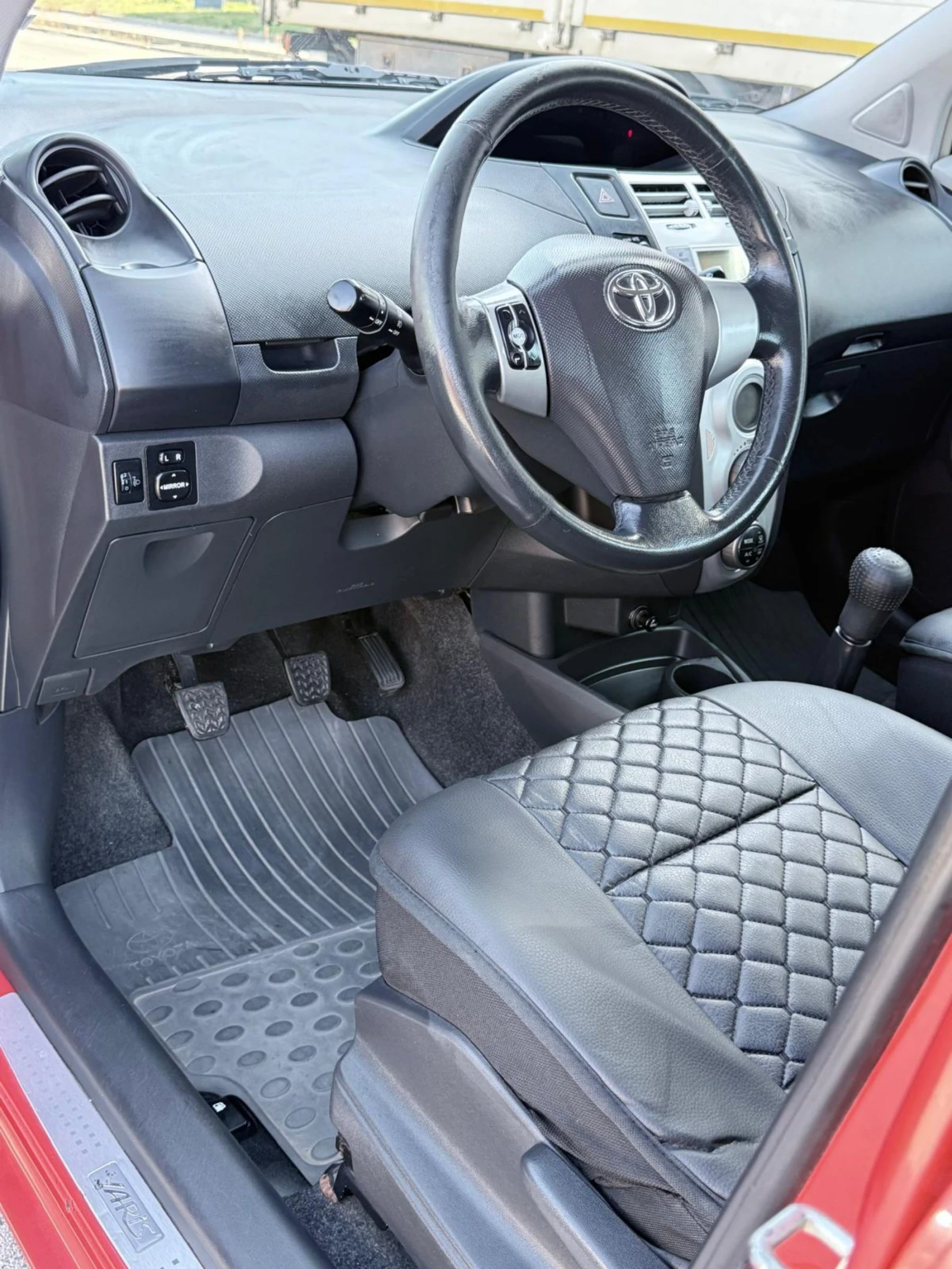 Toyota Yaris 1.3| 87ps| КЛИМАТРОНИК| ЛЕТНИ И ЗИМНИ ГУМИ С ДЖАНТ | Mobile.bg — изображение 8