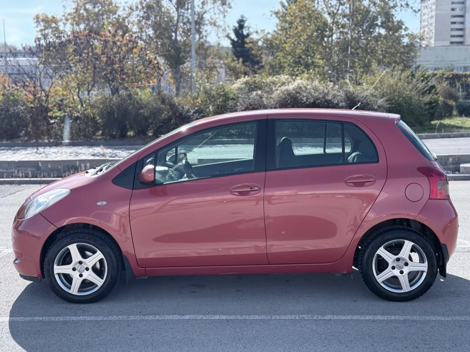 Toyota Yaris 1.3| 87ps| КЛИМАТРОНИК| ЛЕТНИ И ЗИМНИ ГУМИ С ДЖАНТ | Mobile.bg — изображение 2