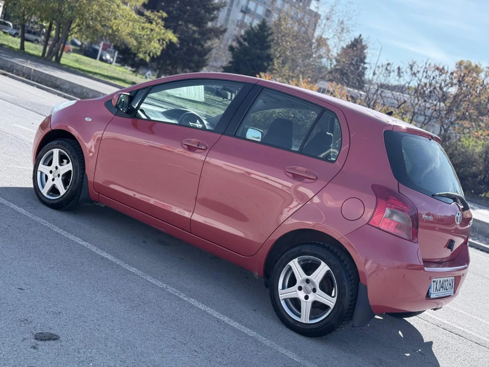 Toyota Yaris 1.3| 87ps| КЛИМАТРОНИК| ЛЕТНИ И ЗИМНИ ГУМИ С ДЖАНТ | Mobile.bg — изображение 3