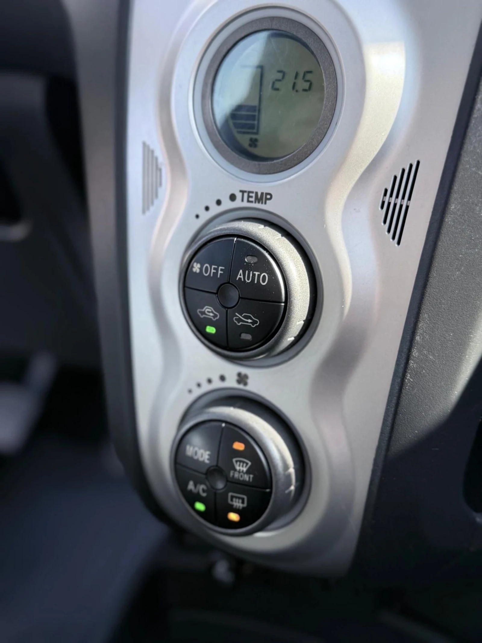 Toyota Yaris 1.3| 87ps| КЛИМАТРОНИК| ЛЕТНИ И ЗИМНИ ГУМИ С ДЖАНТ | Mobile.bg — изображение 12