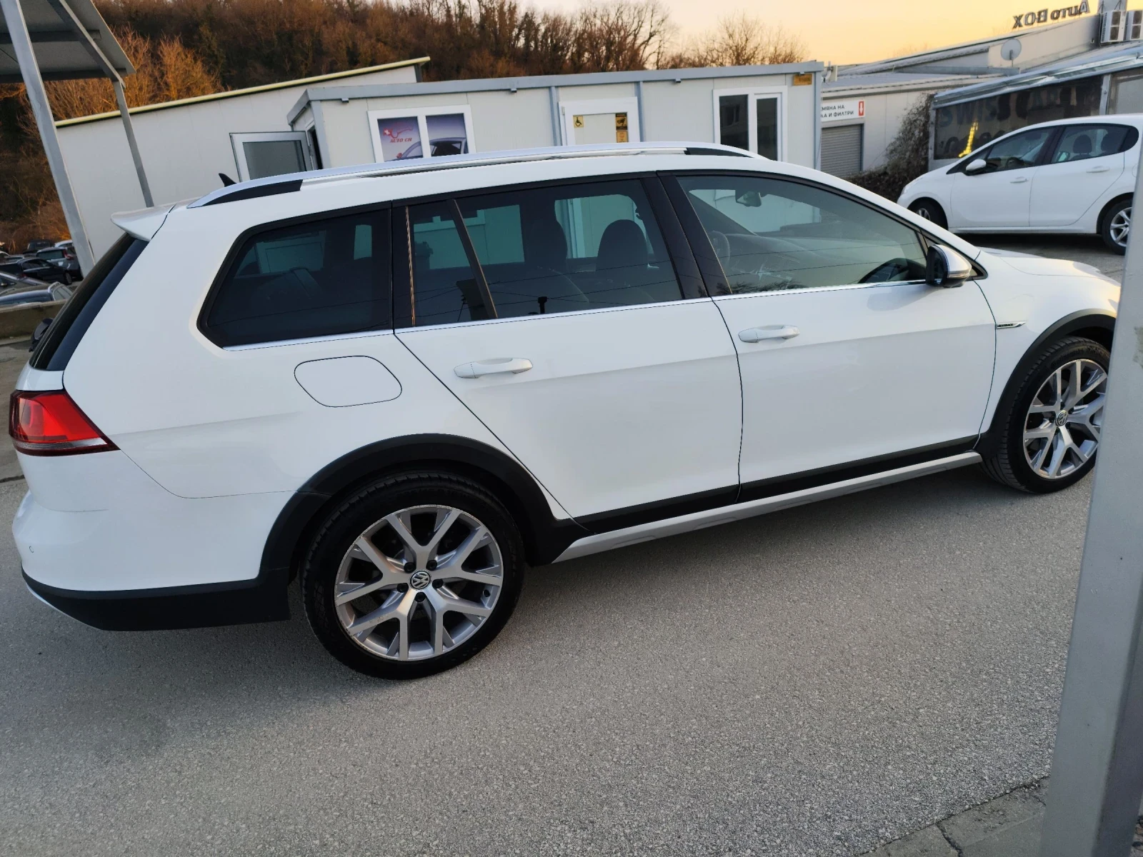 VW Golf Variant All Track 4x4 2.0 TDI Швейцария, снимка 14 - Автомобили и джипове - 53749821