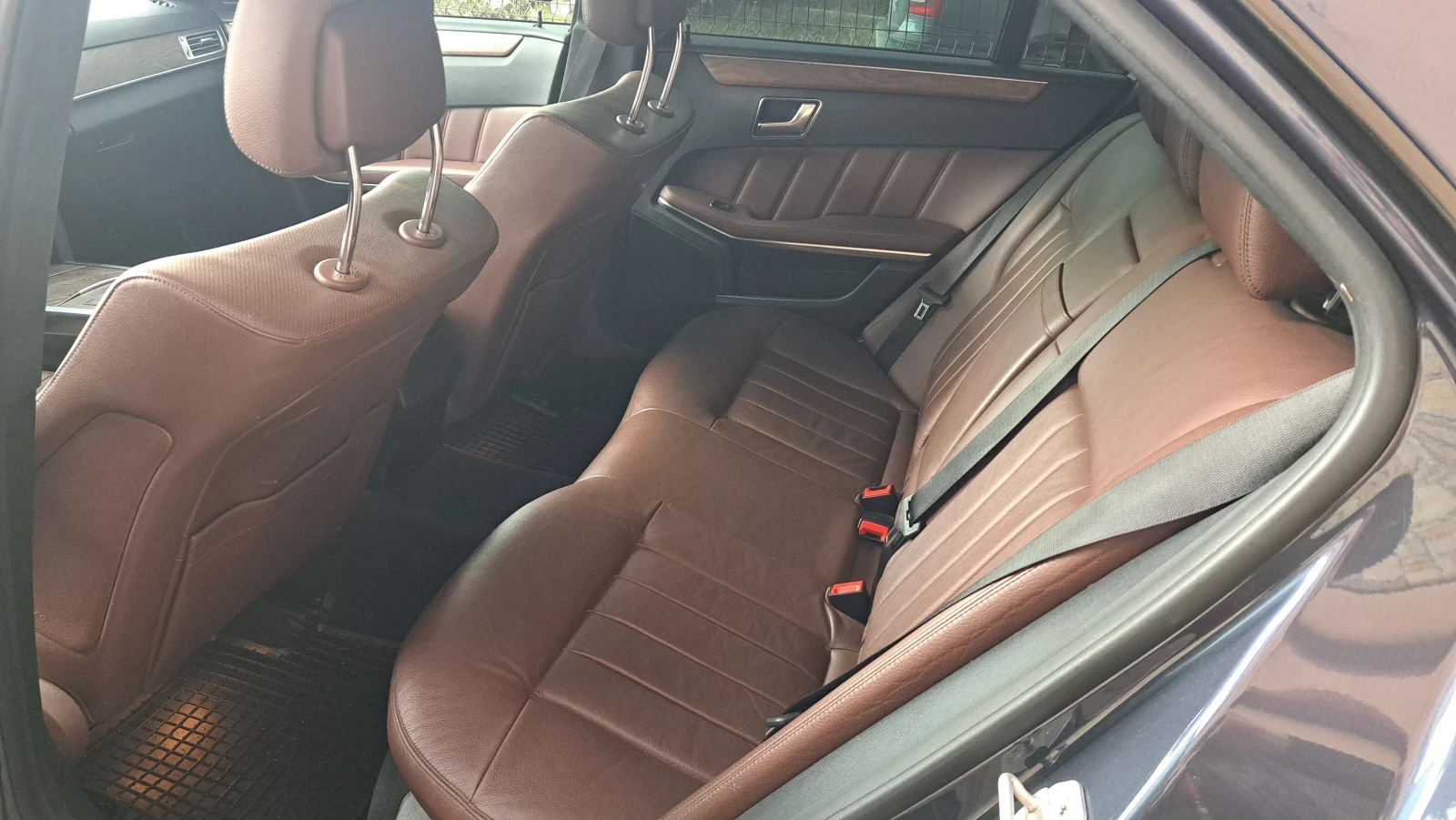 Mercedes-Benz E 250 Блутек 4матик, снимка 10 - Автомобили и джипове - 53956288