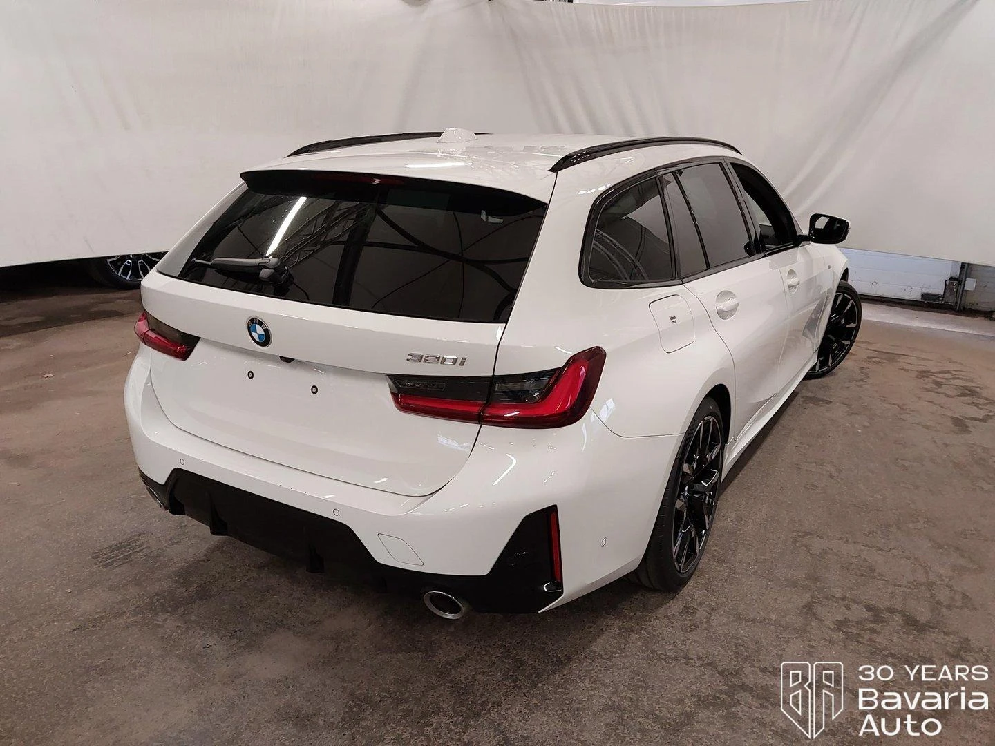 BMW 320 i Touring Sportautomatic, снимка 3 - Автомобили и джипове - 56439865
