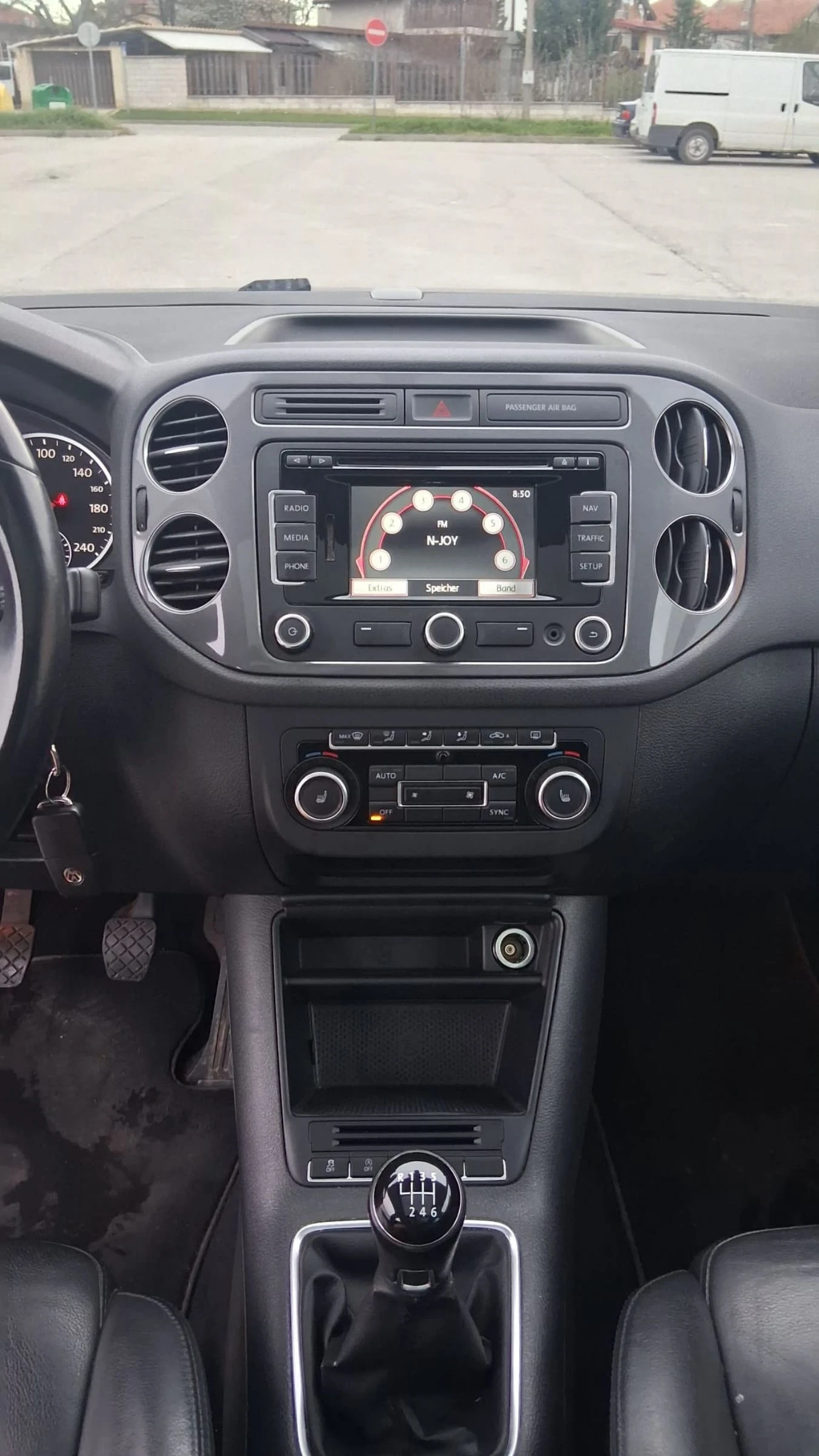 VW Tiguan Volkswagen Tiguan 2.0TDI 140konq, снимка 9 - Автомобили и джипове - 54471462
