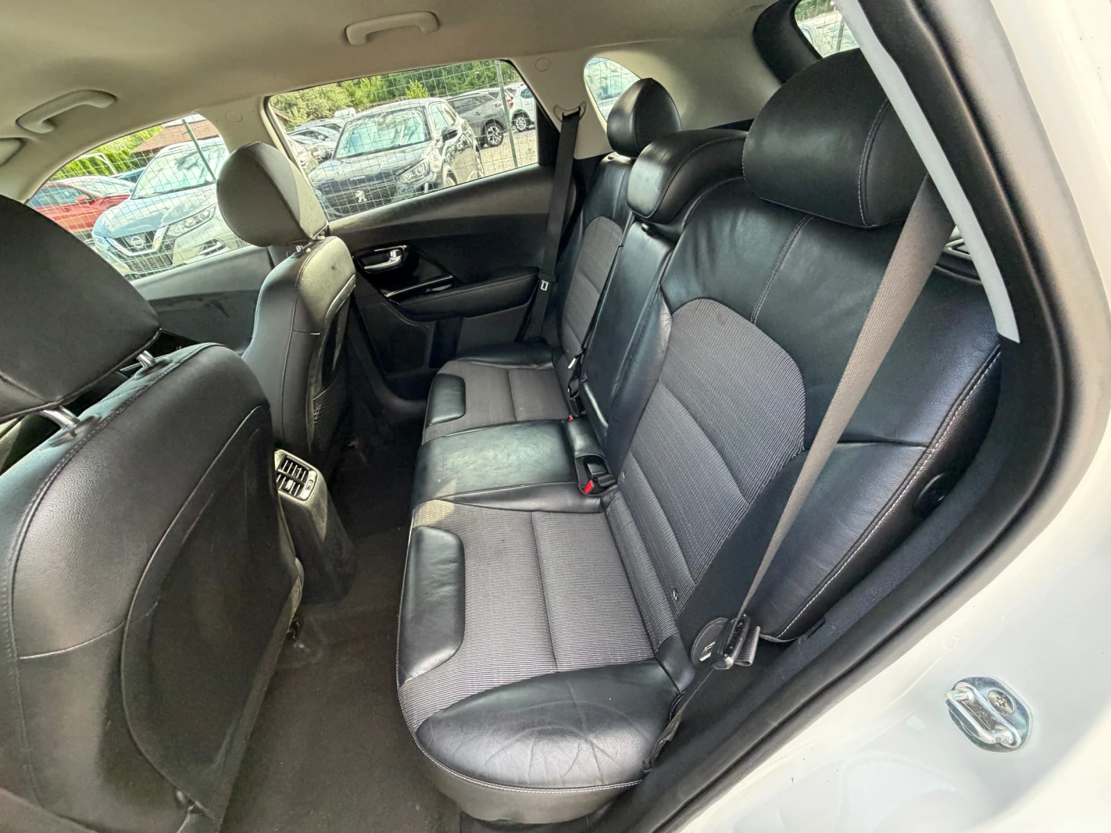 Kia Niro 1.6 HYBRID, снимка 8 - Автомобили и джипове - 54803262