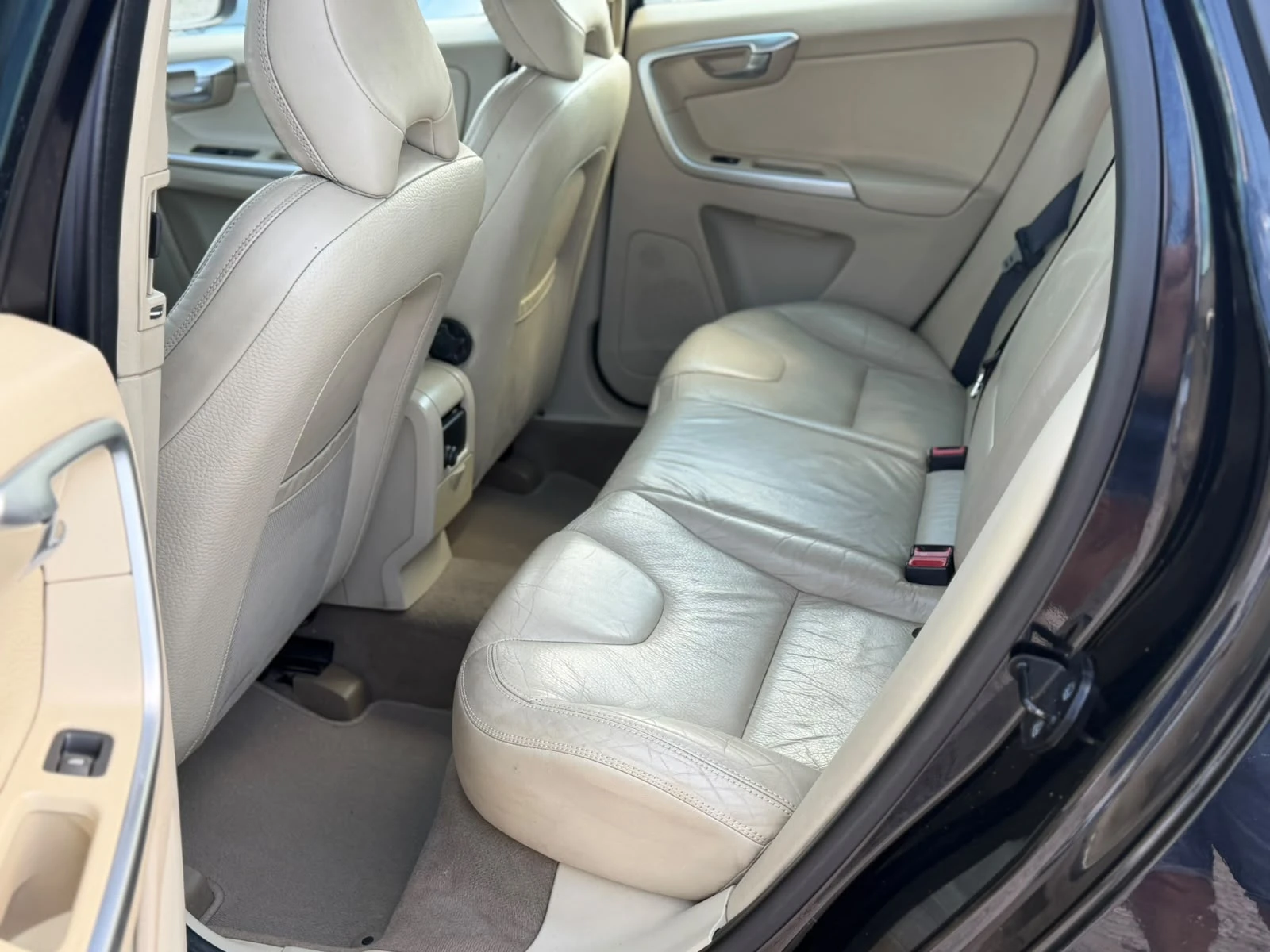 Volvo XC60 2.4D5 Италия АWD, снимка 12 - Автомобили и джипове - 54855300