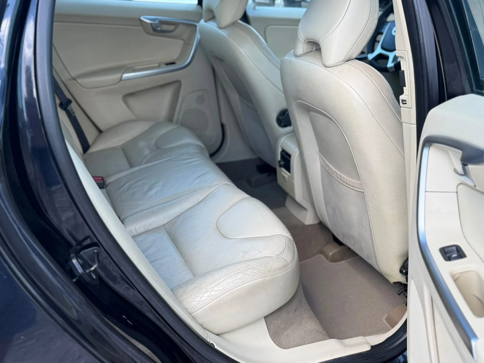 Volvo XC60 2.4D5 Италия АWD, снимка 13 - Автомобили и джипове - 54855300