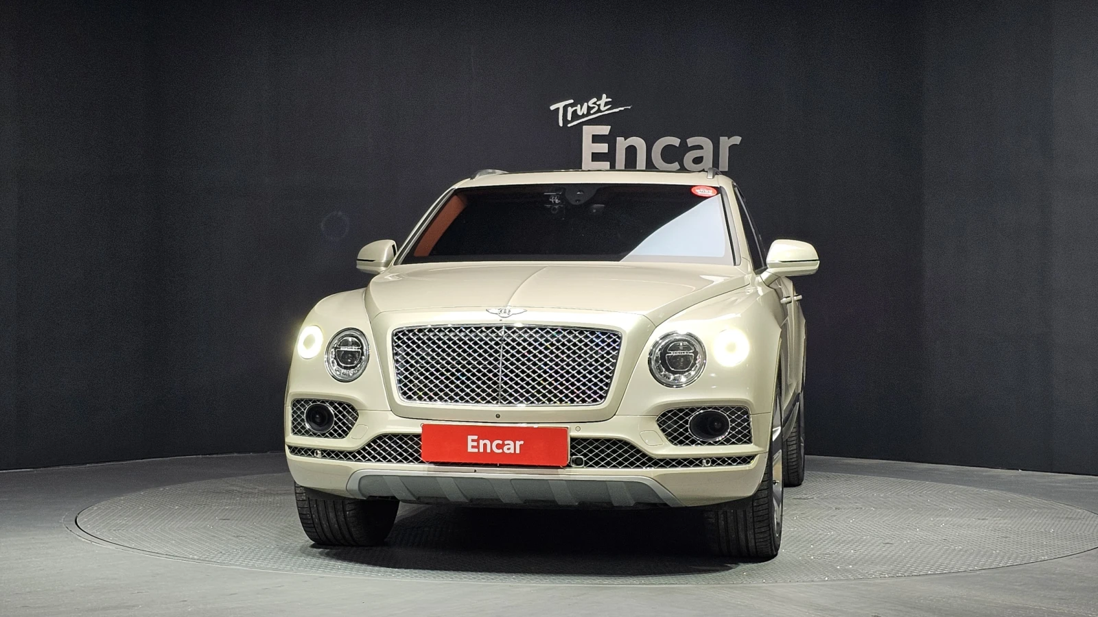 Bentley Bentayga W12* HUD* ЕЛ. БАГАЖНИК* МАСАЖ* 360* КРАЙНА ЦЕНА, снимка 3 - Автомобили и джипове - 55593590