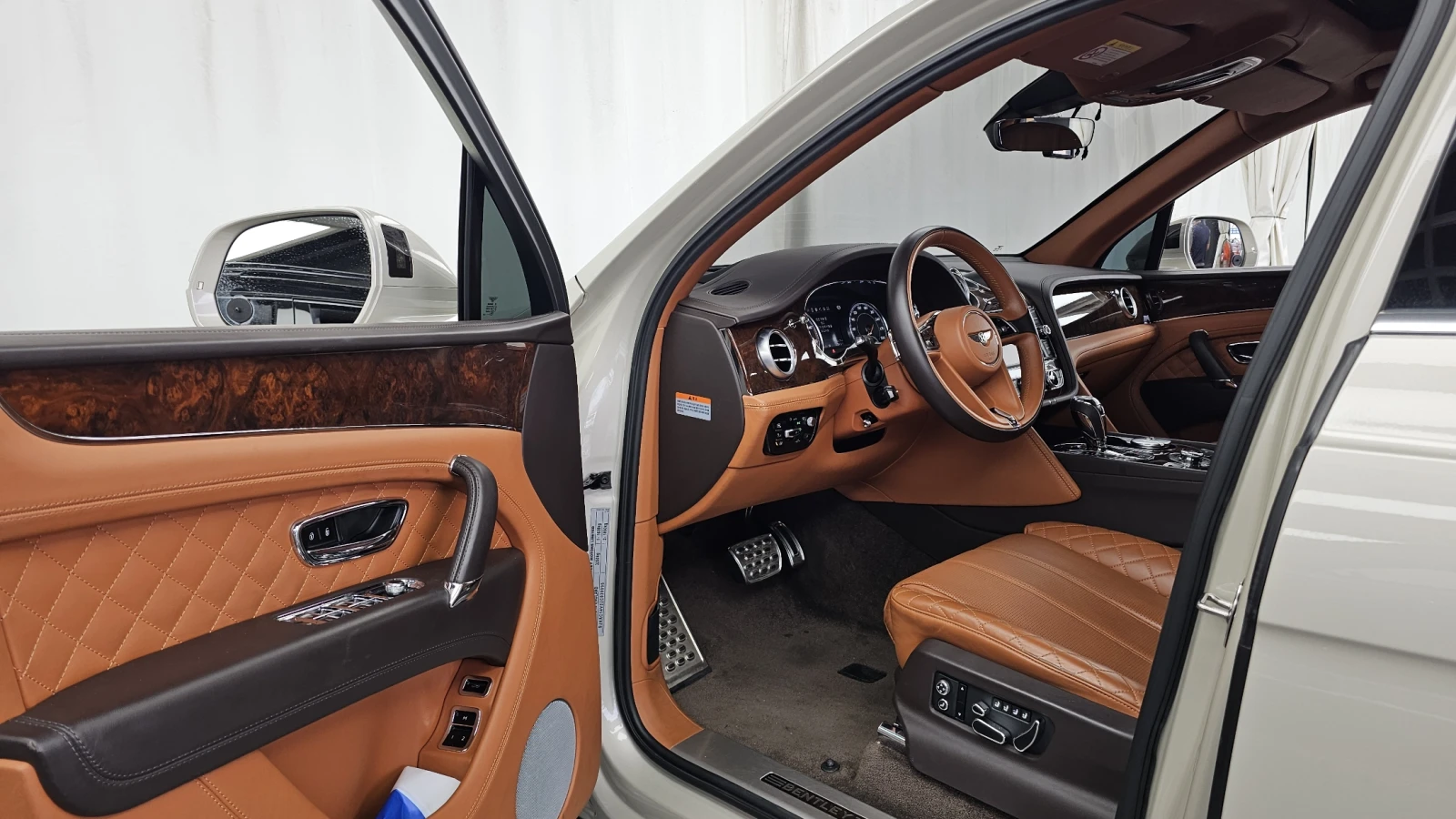 Bentley Bentayga W12* HUD* ЕЛ. БАГАЖНИК* МАСАЖ* 360* КРАЙНА ЦЕНА, снимка 10 - Автомобили и джипове - 55593590