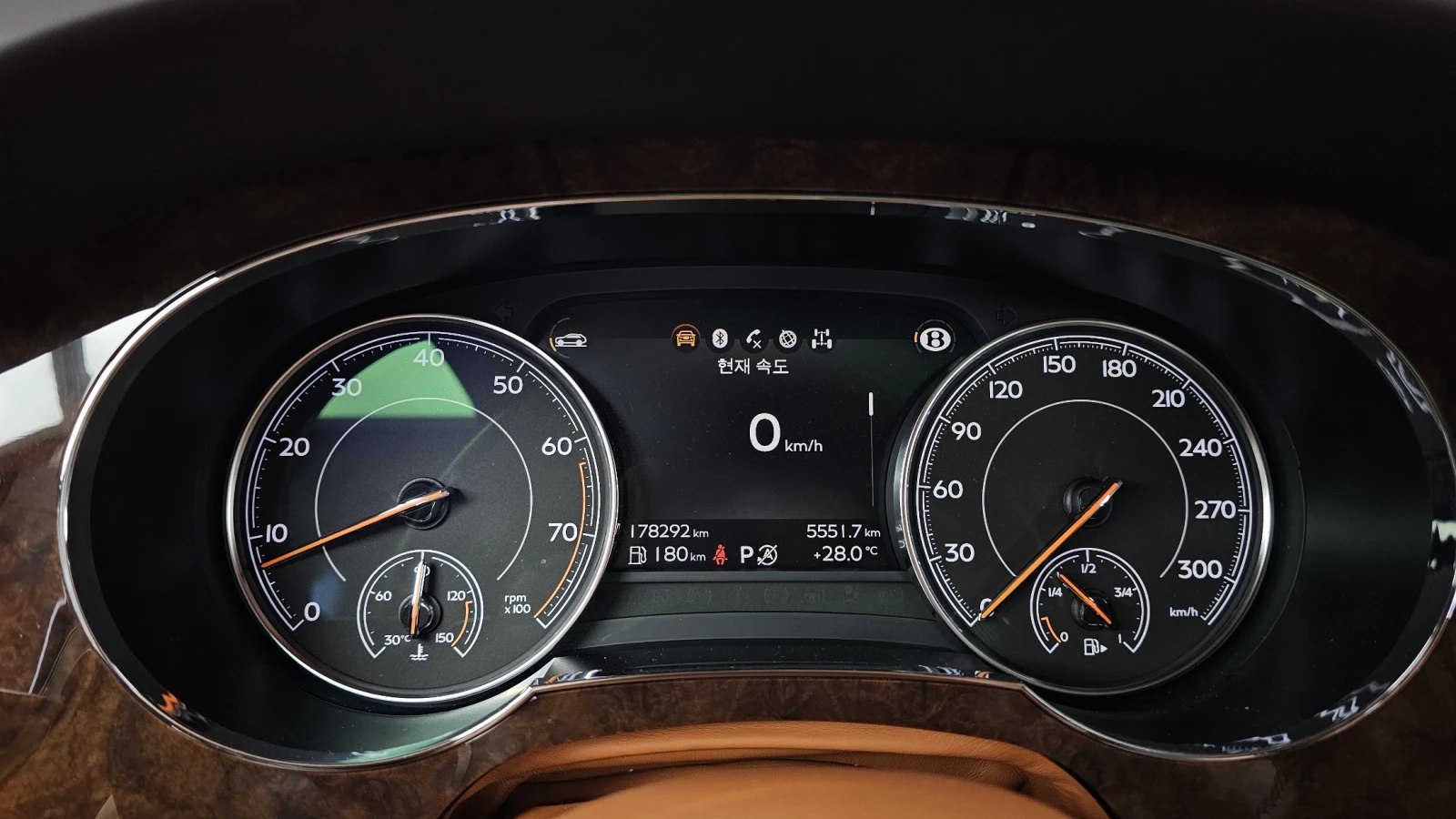 Bentley Bentayga W12* HUD* ЕЛ. БАГАЖНИК* МАСАЖ* 360* КРАЙНА ЦЕНА, снимка 8 - Автомобили и джипове - 55593590