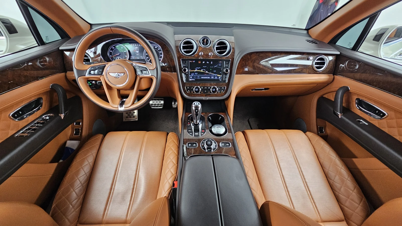 Bentley Bentayga W12* HUD* ЕЛ. БАГАЖНИК* МАСАЖ* 360* КРАЙНА ЦЕНА, снимка 7 - Автомобили и джипове - 55593590