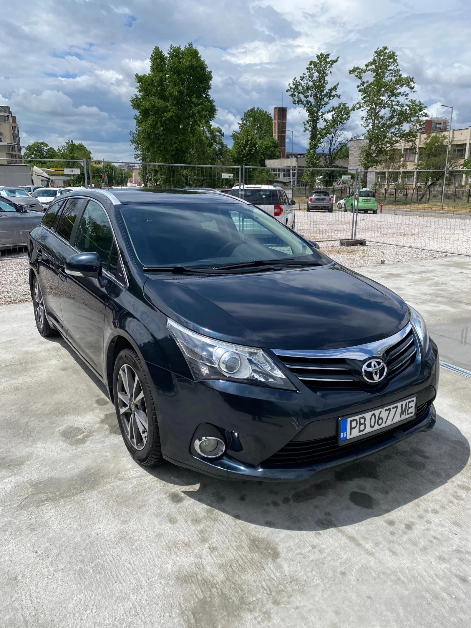 Toyota Avensis 2.0 Газ гаранция Алкантара Мултимедия Камера , снимка 2 - Автомобили и джипове - 54663161