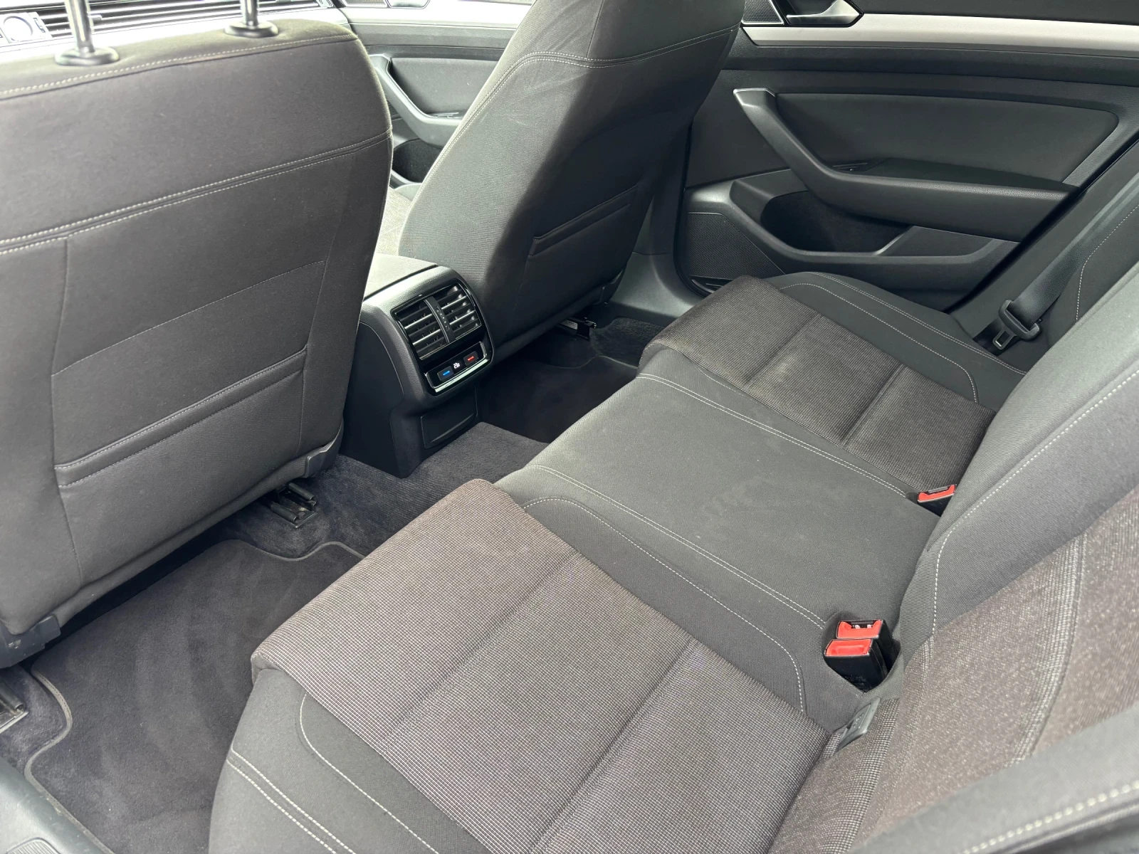 VW Passat 2.0 TDI, снимка 9 - Автомобили и джипове - 56599177