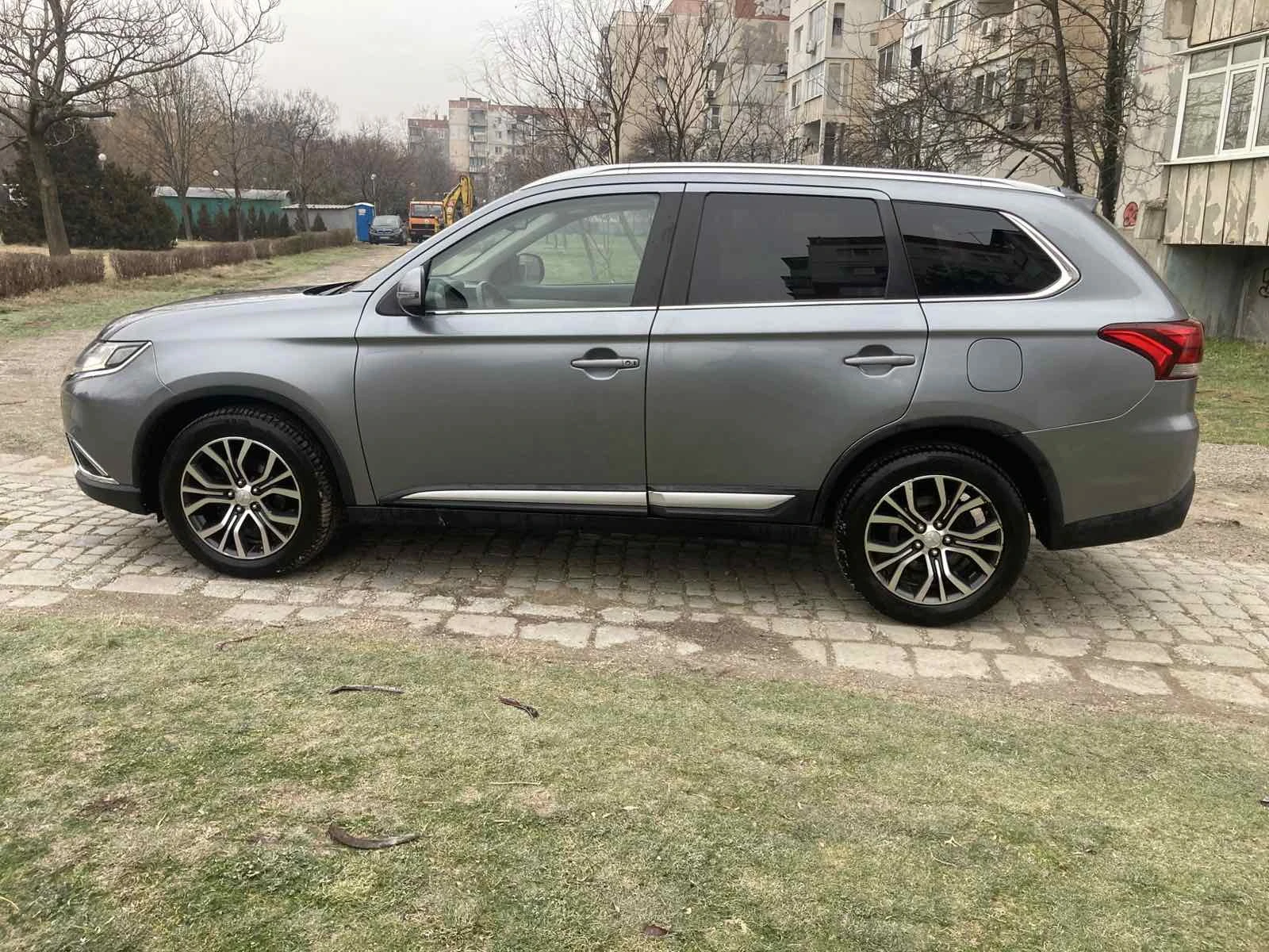 Mitsubishi Outlander Фейслифт Автоматик 4х4, снимка 4 - Автомобили и джипове - 53717230