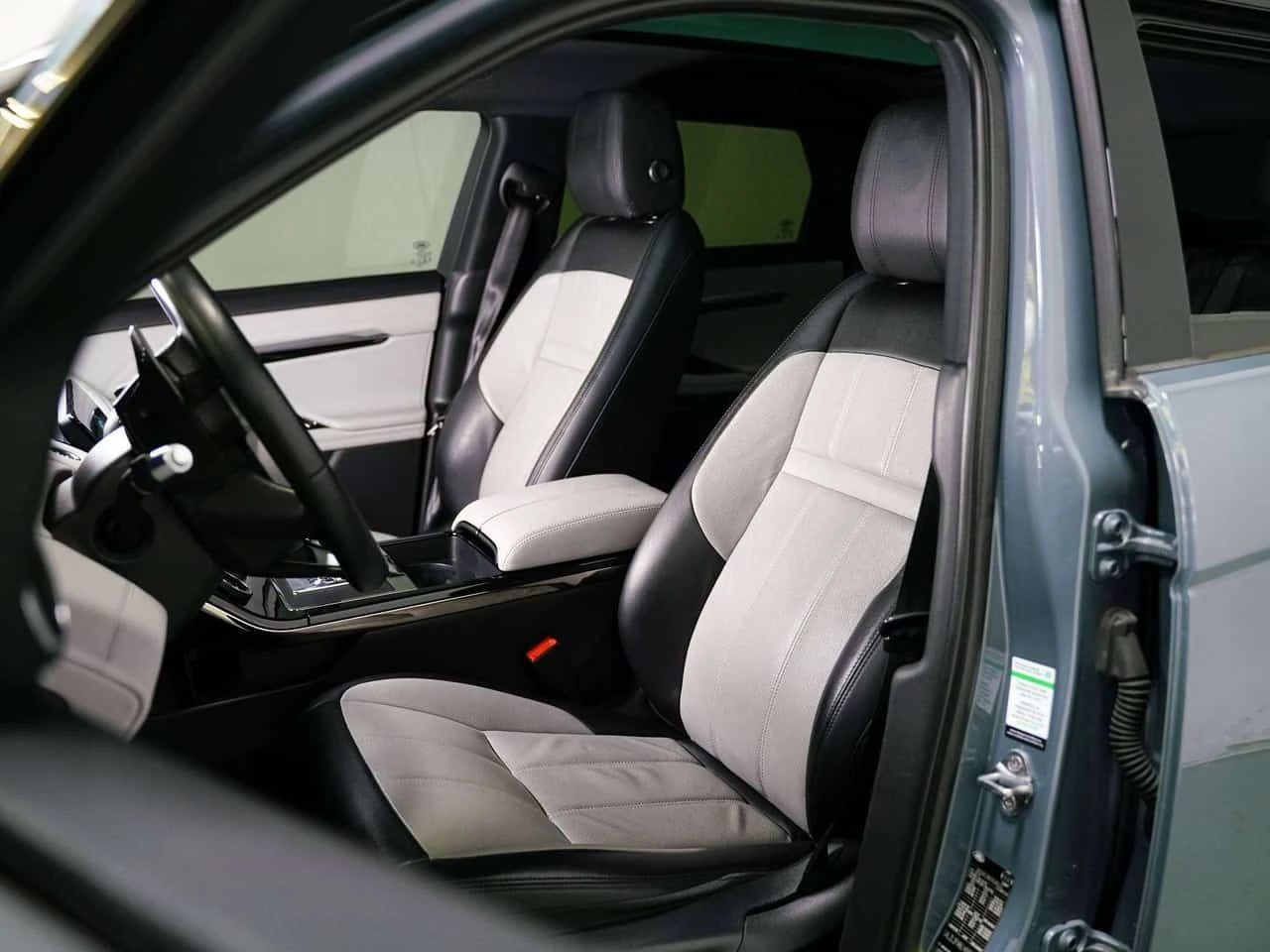 Land Rover Range Rover Evoque FIRST EDITION | MERIDIAN | HUD | PANO | CARFAX, снимка 8 - Автомобили и джипове - 54800639