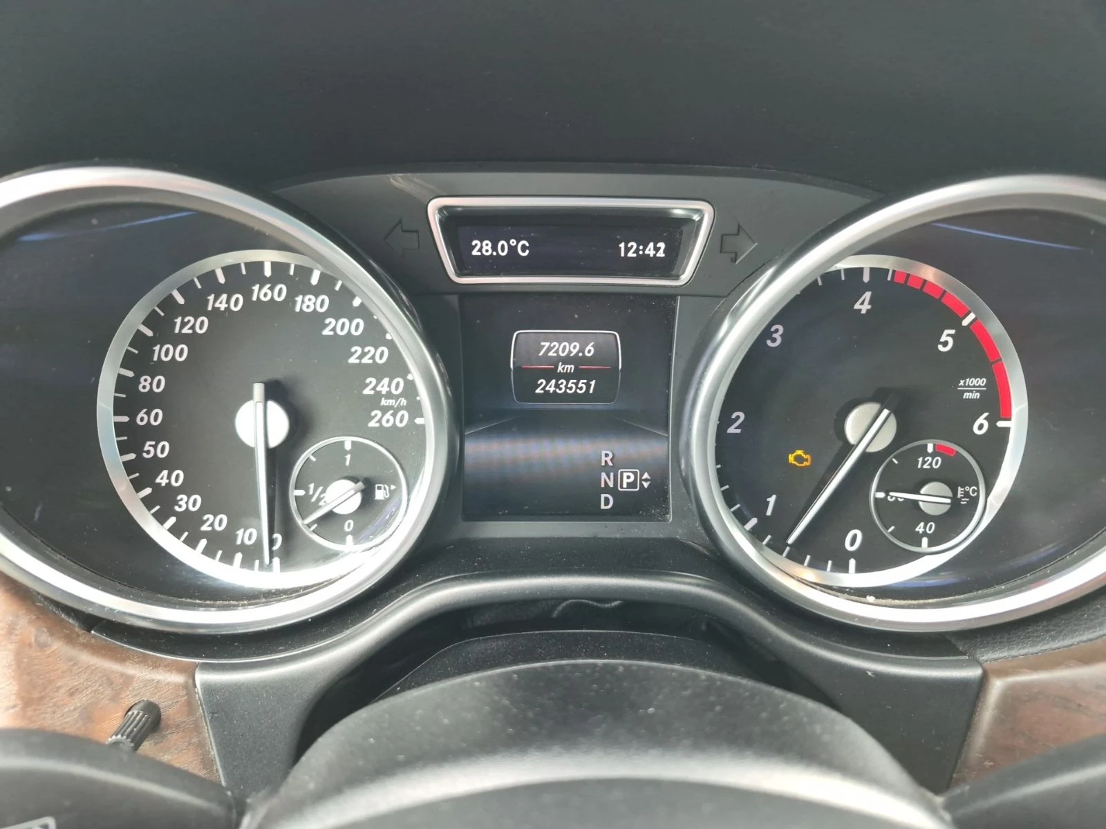 Mercedes-Benz ML 350 AMG-pack* Harman/Kardon* Сляпа точка* Въздух* Пано, снимка 7 - Автомобили и джипове - 56047755